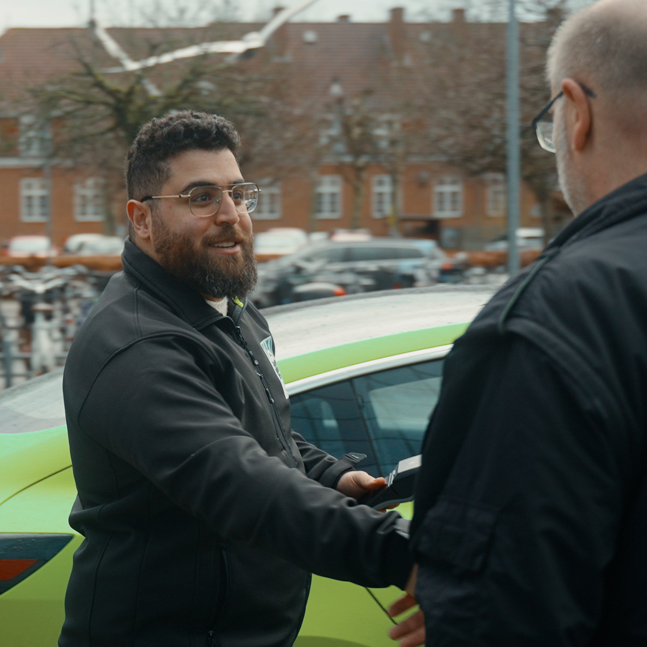 Taxi365 medarbejder hilser på kunde